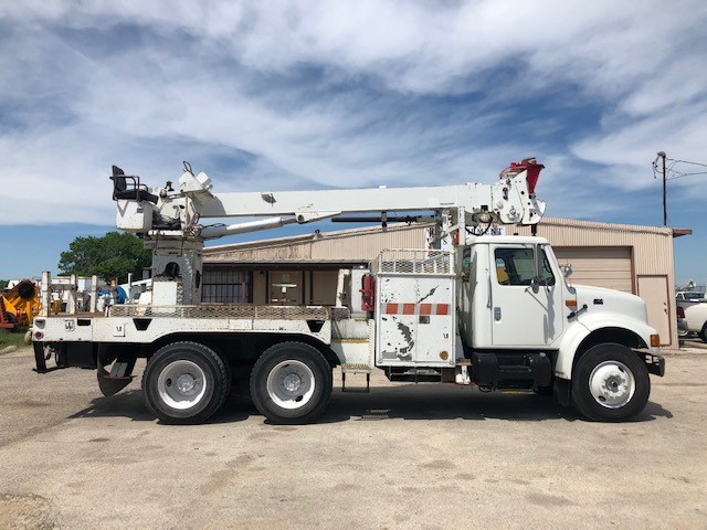 2000 International 4900 with Commander Telelect C4045 digger twin screw auto 109k miles $14,495