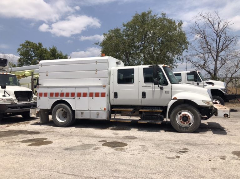 2003 INTERNATIONAL HEAVY DUTY CREW CAB WITH REAR WORKBOX $15,999