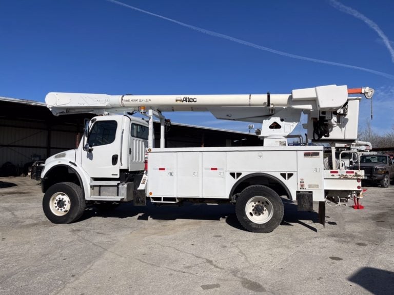 2005 FREIGHTLINER M2 60ft 4WD TWO MAN INSULATED WITH MATERIAL HANDLER $33,850