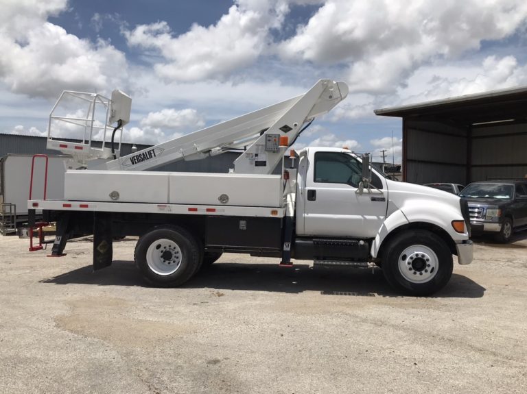 2006 FORD F650 62’ TELESCOPIC VERSALIFT LT56 LOW 48K MILES AUTO CAT $48,995
